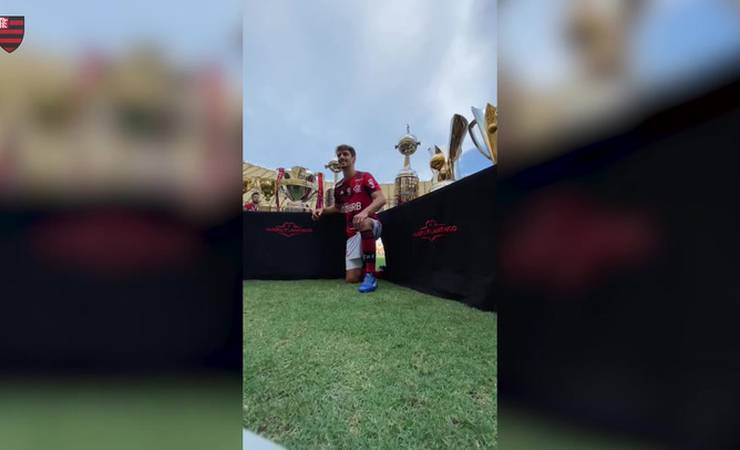Rodrigo Caio recebe homenagens antes de último jogo pelo Flamengo