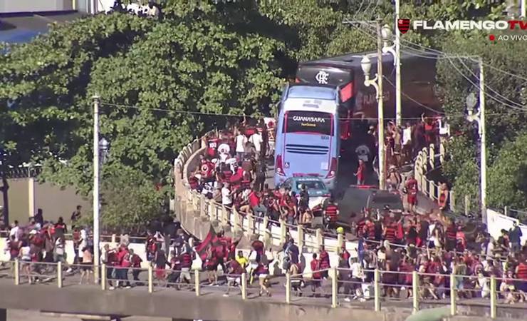 Flamenguistas fazem festa e escoltam ônibus antes da viagem a Lima