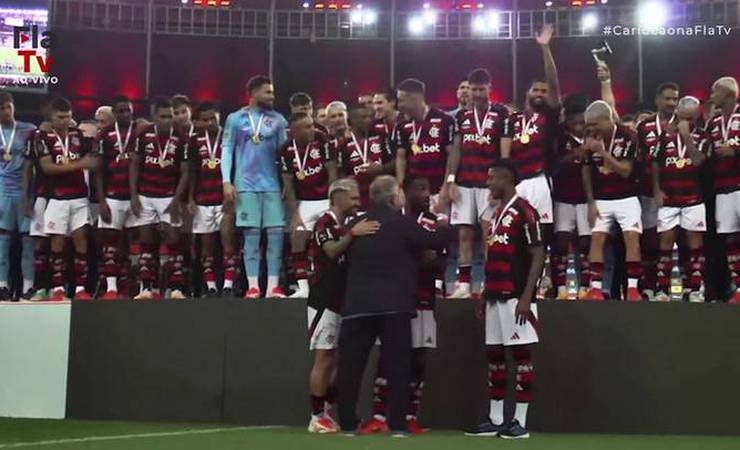 Com Zico, Flamengo ergue a taça do 39º título carioca no Maracanã