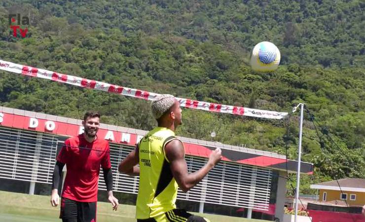 Jogadores do Flamengo praticam futevôlei durante treinos da Data Fifa