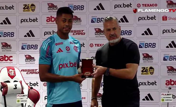 Bruno Henrique recebe homenagem por 100 gols pelo Flamengo