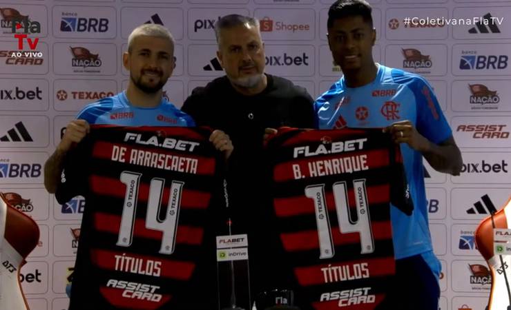 Maiores campeões da história do Flamengo, Arrascaeta e Bruno Henrique recebem homenagem