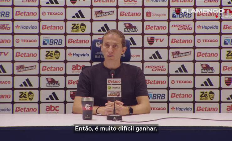 Campeão brasileiro, Filipe Luís diz que 'está renovado' se depender dele; veja banho