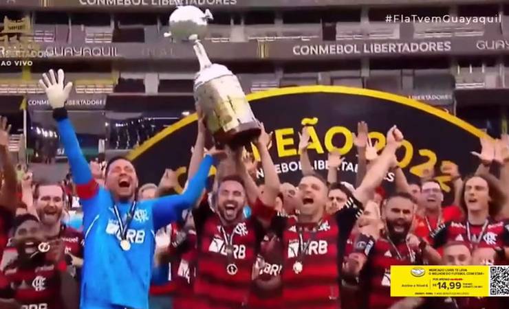 Capitães do Flamengo levantam a taça da Libertadores de 2022