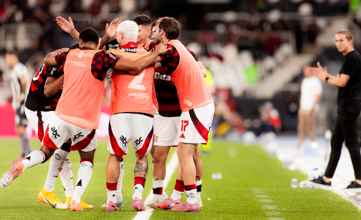 Flamengo brilha com 3 a 0 sobre o Botafogo, mas polêmica da arbitragem gera descontentamento