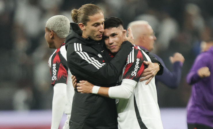 Filipe Luís alerta sobre pressão e concentração do Flamengo em meio a polêmicas de arbitragem