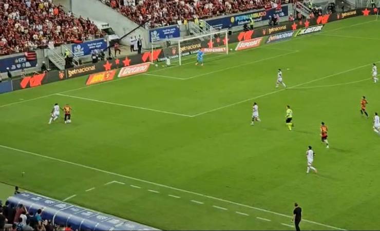 Filipe Luís pede apoio à torcida para Emerson Royal durante partida contra o Sport