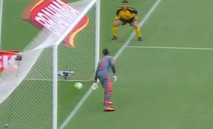 Árbitro marcado por erro em Flamengo x Vasco morre aos 45 anos