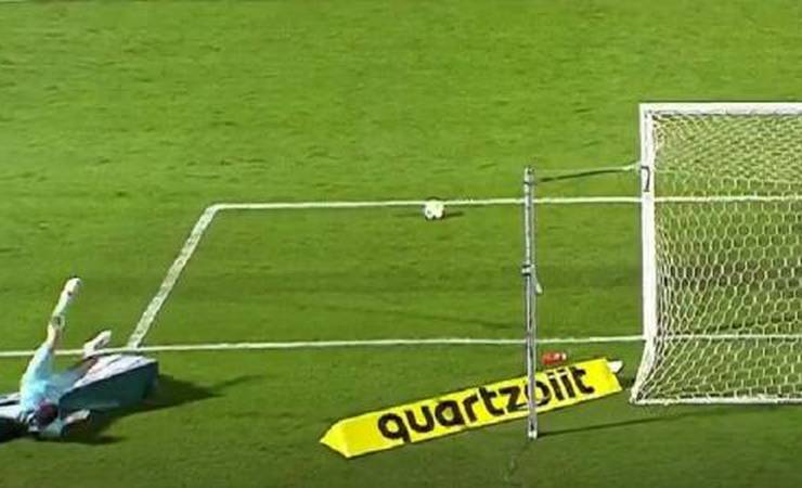 Ops! Goleiro do Bragantino tropeça em placa e cai de maneira bizarra; veja