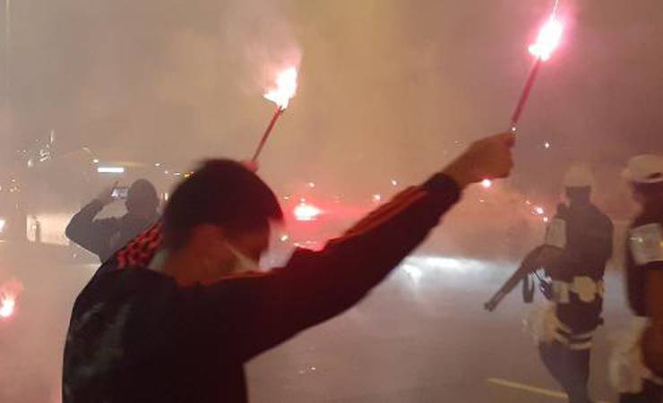 Torcida do Fla se aglomera, faz "rua de fogo" e exalta Jesus antes de final