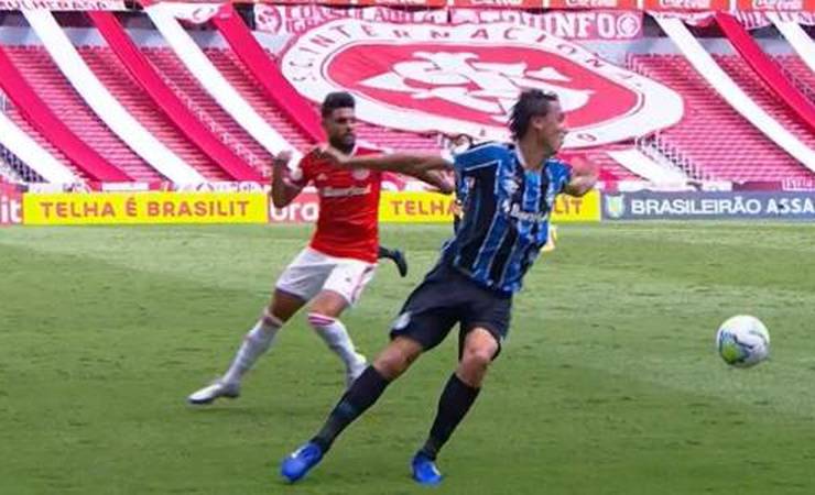 Gre-Nal gera mais polêmica com arbitragem. Entenda regra da mão na bola