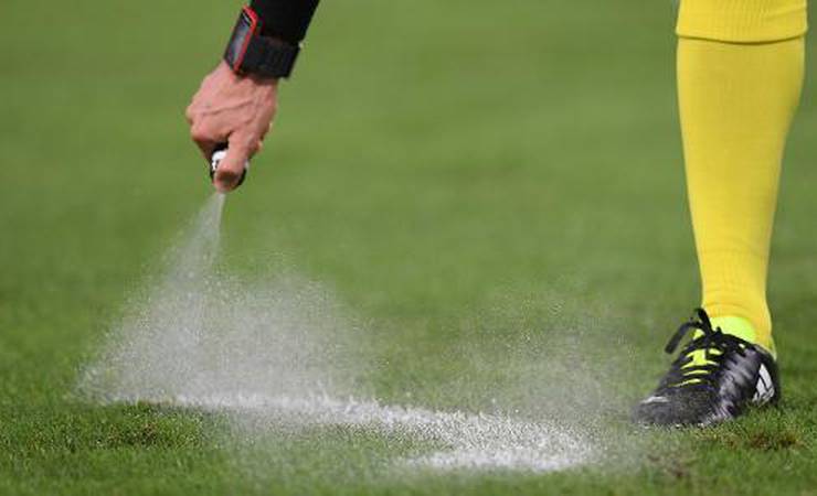 Justiça mantém proibição do Spray do árbitro no futebol brasileiro. Entenda
