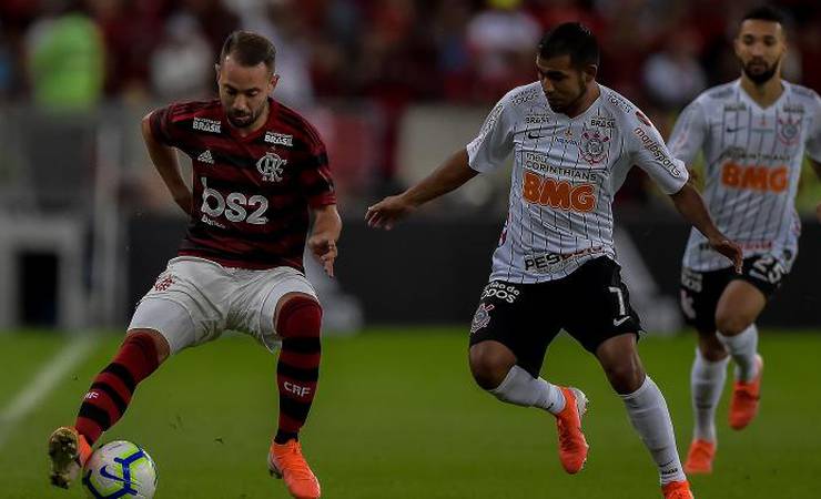 Flamengo segura Corinthians e se classifica com gol validado pelo VAR