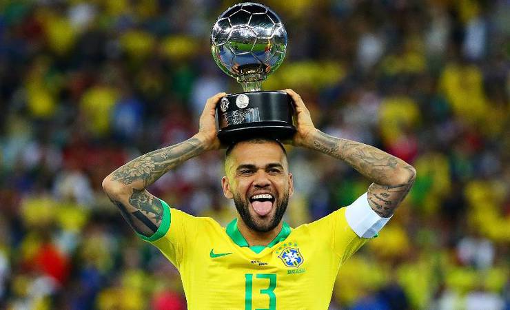 Ronaldo, Romário, Daniel Alves? Blogueiros elegem maior reforço da história