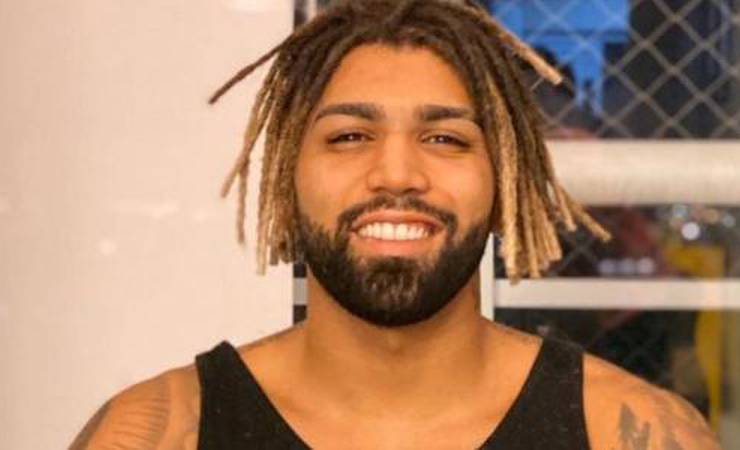 Gabigol volta aos dreads loiros; cabeleireiros aparecem com luvas e máscara