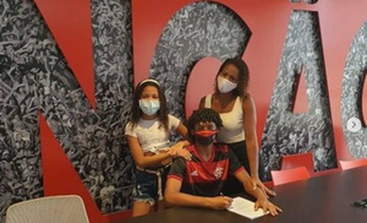 Sobrevivente do Ninho assina primeiro contrato profissional com Flamengo