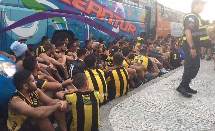 Torcedores do Peñarol seguem no RJ após 4 meses de briga com rubro-negros