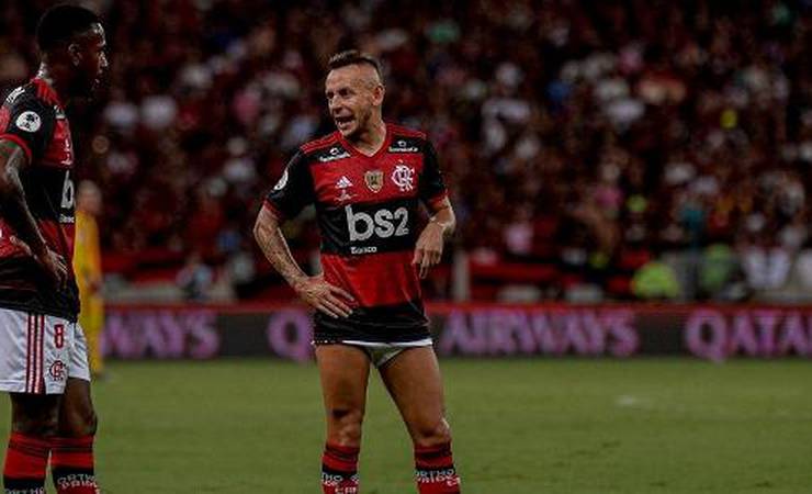 Rafinha, do Flamengo, é eleito para o time do Século 21 do Schalke 04