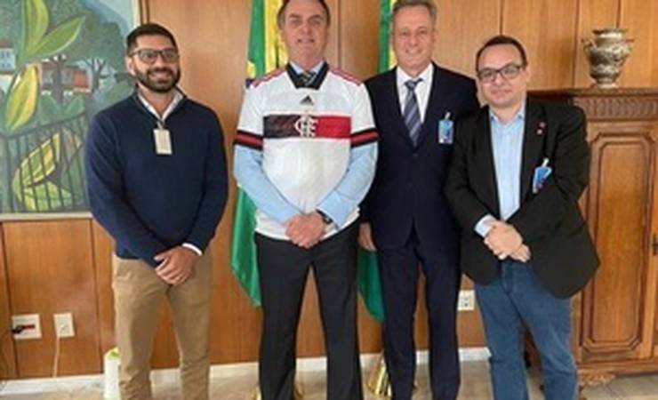 Médico do Fla rechaça política e diz estar servindo população em reunião