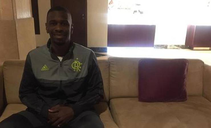 Flamengo faz "operação resgate", aluga jato e Juan inicia volta ao Rio