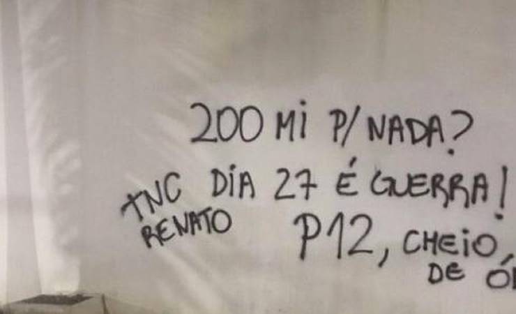 Muro do CT do Flamengo é pichado após empate: 'R$ 200 milhões para nada?'