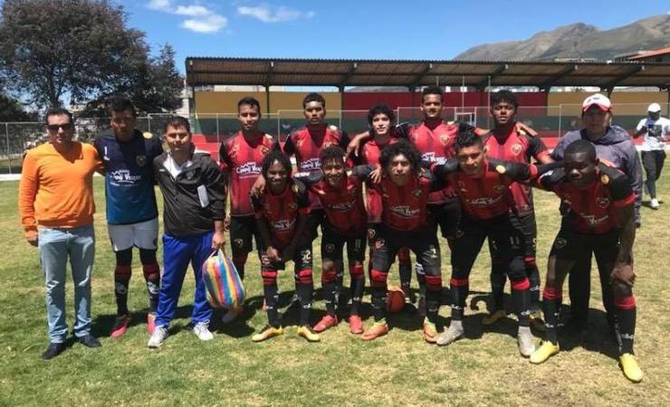 Fla do Equador vê filme de Zico para se inspirar e sonha conhecer Maracanã