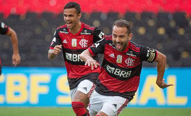 Flamengo entrega resultado e até entretenimento, mas continua instável
