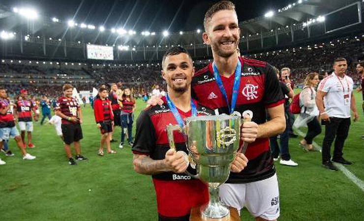 Fla resiste a R$ 70 mi por Michael e Léo Pereira, e se fortalece no mercado