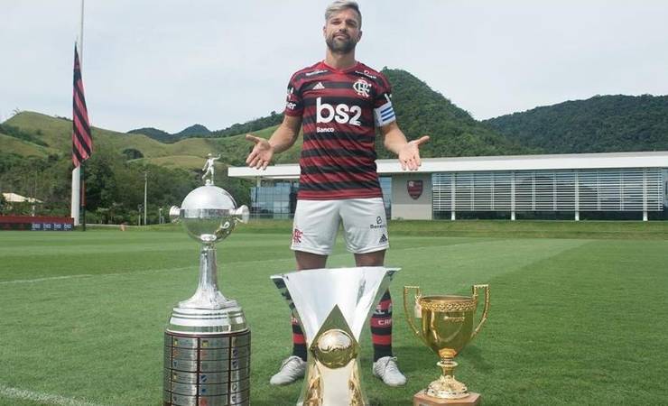 Diego ostenta com três taças do Flamengo no ano: "Ficou perfeita"