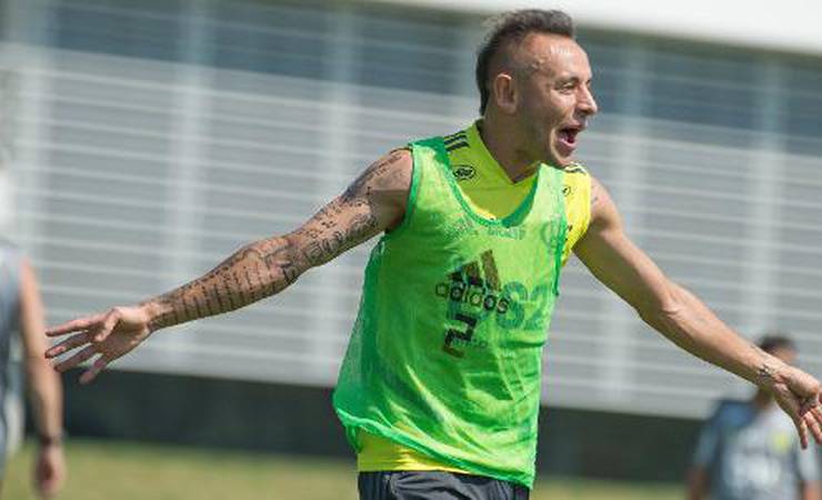 Fla deve acelerar negociação por Rafinha com a chegada de agente do lateral