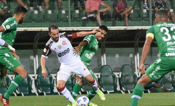 Flamengo empata com a Chape e vê Atlético-MG a 11 pontos de distância