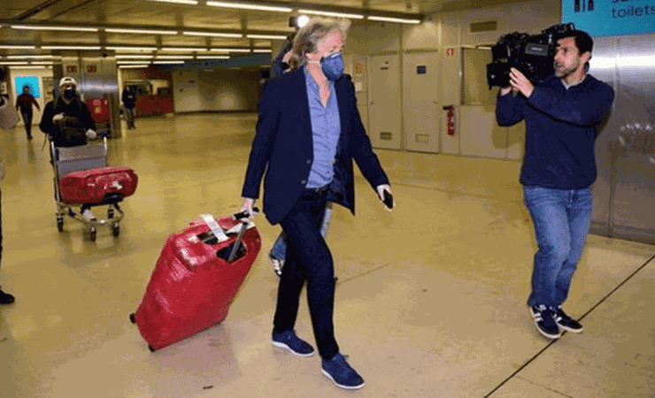 Jorge Jesus se irrita com aglomeração de jornalistas em chegada à Portugal