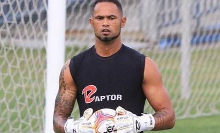 Sem máscara, ex-goleiro Bruno é barrado na sede do Flamengo