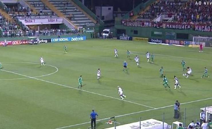 Impedimento? Torcedores ironizam arbitragem em empate do Fla contra a Chape