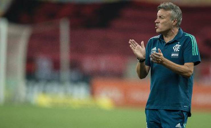 Dome admite Flamengo "muito mal defensivamente", mas pede confiança no time