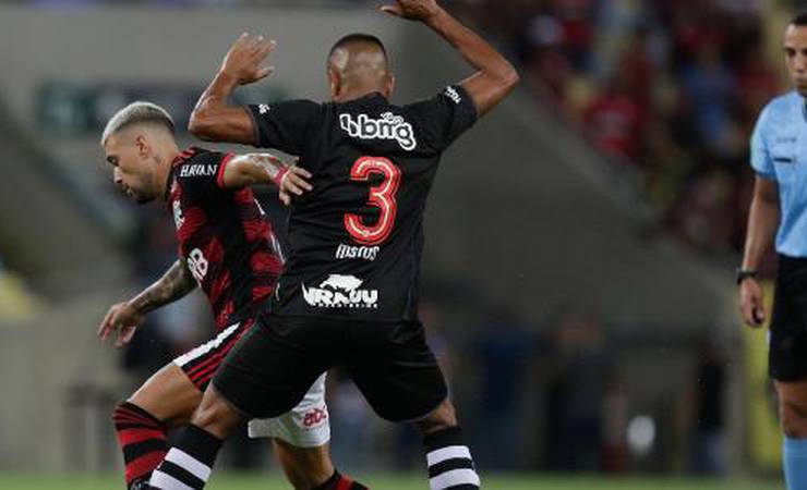 'Mais uma vez o VAR contra a gente', diz lateral do Vasco sobre gol do Fla