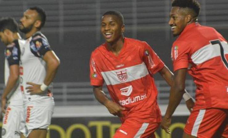 Emprestado pelo Flamengo abandona clube alagoano sem dar explicações