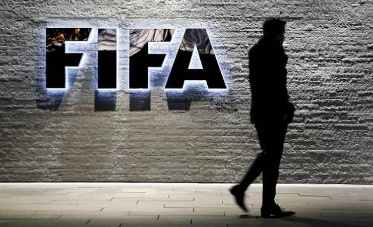 Agentes estão ganhando fortunas em processos contra clubes. FIFA de olho