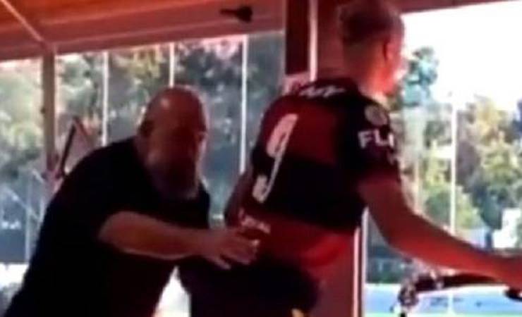 Haaland treina com camisa do Flamengo, e vídeo e anima torcedores