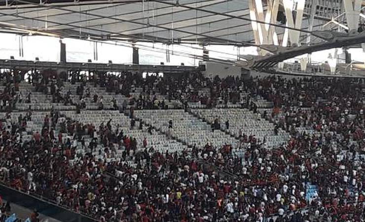 Torcedores do Flamengo brigam durante intervalo no Setor Norte do Maracanã