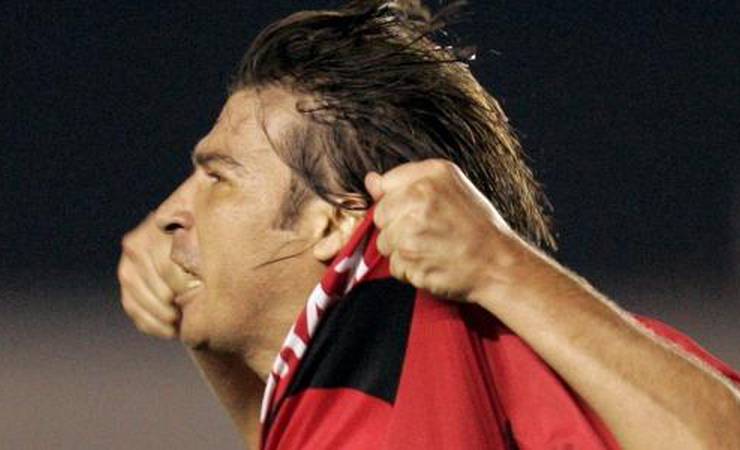 Pentacampeão, Luizão quer R$ 25 mil por aparecer em figurinha do Flamengo