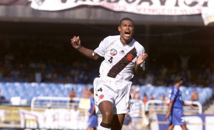 Bolsonaro revoga em MP lei criada após Vasco provocar Globo com logo do SBT