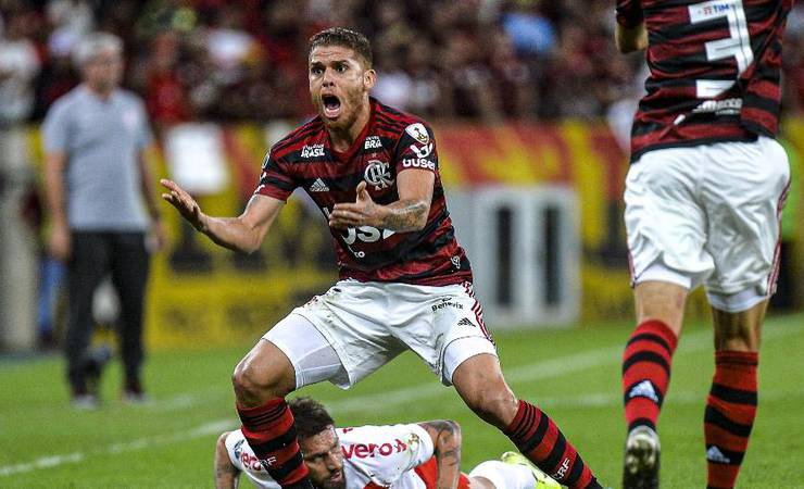 Flamengo divulga relacionados para jogo com Ceará e mantém Cuéllar fora