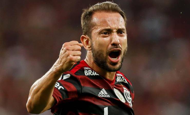 Após renovar, Everton Ribeiro relembra frase sobre paixão pelo Flamengo