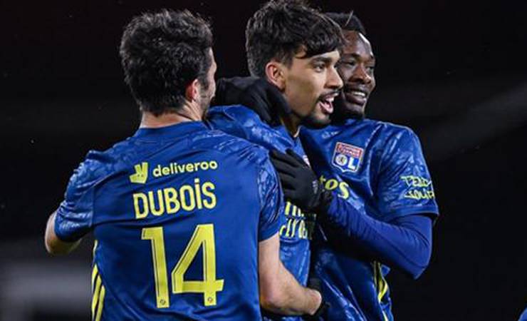 Ex-Fla, Paquetá aproveita bobeira do goleiro para marcar para o Lyon