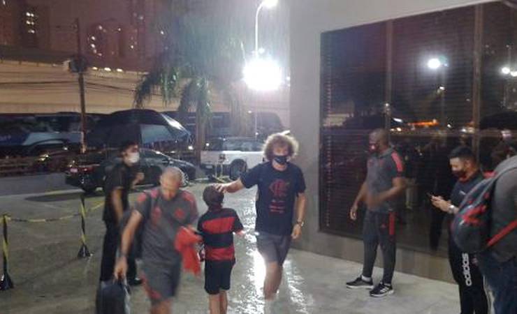 Com tempestade e loucura da torcida, Fla chega em Cuiabá para Supercopa