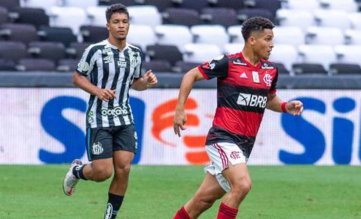 Flamengo anuncia renovação de contrato de João Gomes até 2025