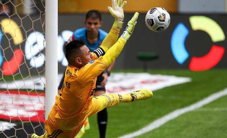 Diego Alves cita tática para "entrar na mente" em pênalti decisivo pelo Fla