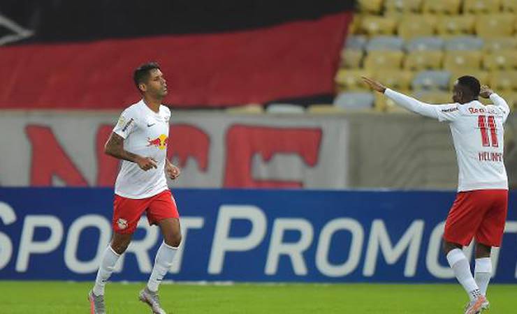 Lateral do Bragantino faz golaço de 'chaleira' e 'sem querer' contra o Fla