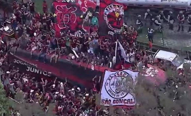 Torcedores do Fla 'invadem' ônibus pelo teto, incentivam e causam danos